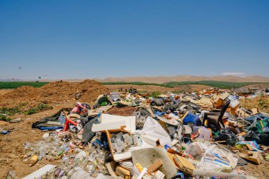 Santa Maria, Kaliforniya, ABD-29 Haziran 2022. Santa Maria, California 'daki çöplük ya da çöplük. Çevre sorunları, kirlilik, atıklar veya ev konseptinin çöpleri