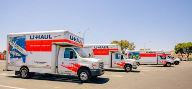 Santa Maria, Kaliforniya, ABD-29 Haziran 2022. U-Haul taşımacılık minibüsü garajı ve Santa Maria, California 'daki otopark. U-Haul şirketi taşınma ve depolama çözümleri sunuyor.