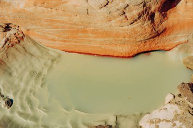 Yağmur mevsiminden sonra çölde ve kayalarda su birikintisi