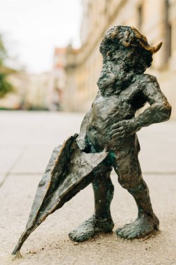 Wroclaw 'ın Cüceleri. Şehrin her köşesinde gizlenen cüce heykeller var. Wroclaw, Poland.Wroclaw, Polonya - 23 Ağustos 2022