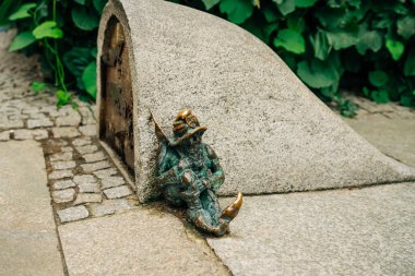 Wroclaw 'ın Cüceleri. Şehrin her köşesinde gizlenen cüce heykeller var. Wroclaw, Poland.Wroclaw, Polonya - 23 Ağustos 2022