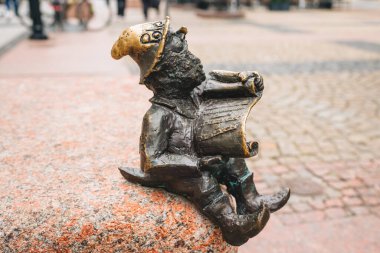 Wroclaw 'ın Cüceleri. Şehrin her köşesinde gizlenen cüce heykeller var. Wroclaw, Poland.Wroclaw, Polonya - 23 Ağustos 2022