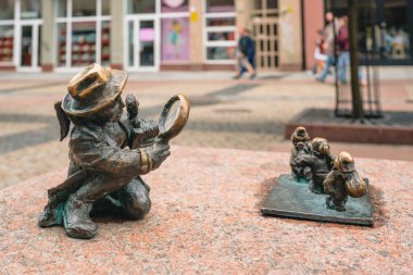Wroclaw 'ın Cüceleri. Şehrin her köşesinde gizlenen cüce heykeller var. Wroclaw, Poland.Wroclaw, Polonya - 23 Ağustos 2022