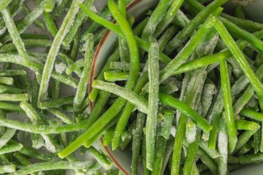 Donmuş yeşil fasulye, taricots verts, bir kaseye kapan, düz yat. Taze çiğ sebze yemeği geçmişi