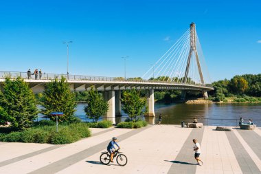 Varşova, Polonya, 15 Eylül 2023 - Varşova, Polonya 'daki Vistula nehrinin kıyısındaki gezinti güvertesi, güneşli bir günde