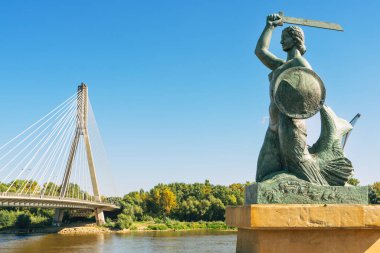 Varşova, Polonya, 15 Eylül 2023 Varşova Denizkızı heykeli, şehrin sembolü. Vistula nehri ve Swietokrzyski köprüsü manzarası