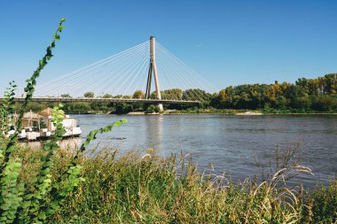 Varşova, Polonya, 15 Eylül 2023 - Varşova, Polonya 'da Vistula nehri üzerindeki köprü, güneşli bir günde