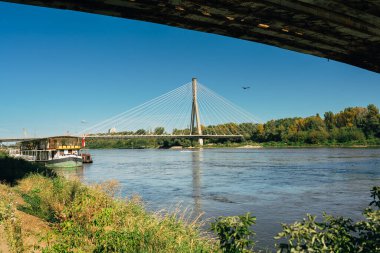 Varşova, Polonya, 15 Eylül 2023 - Suyun üzerindeki restoran, Polonya 'nın Varşova kentindeki Vistula nehri, güneşli bir günde