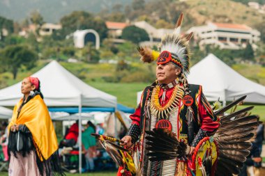 Malibu, California, ABD - 2 Nisan 2023. Chumash Günü Pow Wow ve kabileler arası toplantı. Malibu Bluffs Parkı 23. Geleneksel Chumash Günü 'nü kutluyor..