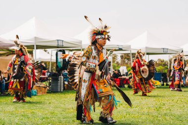 Malibu, California, ABD - 2 Nisan 2023. Chumash Günü Pow Wow ve kabileler arası toplantı. Malibu Bluffs Parkı 23. Geleneksel Chumash Günü 'nü kutluyor..