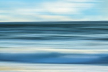 Soyut deniz manzarası, hareket bulanıklığı. Deniz dalgaları, açık mavi renkli bulutlu gökyüzü, sakin sahne, ışık sanatı, metin için kopyalama alanı