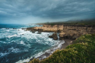 Okyanus kıyısındaki kayalık kayalıklar, kayalıklardan manzara, güzel dramatik deniz manzarası, Montana de Oro State Park, California