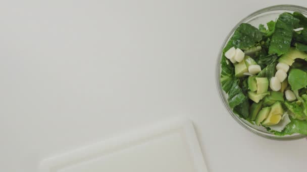 Sla Selderij Avocado Salade Met Delen Van Mozzarella Citroen Olijfolie — Stockvideo