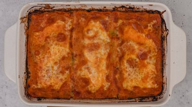 Fırından yeni çıkmış ıspanaklı lazanyaya yakından bak.