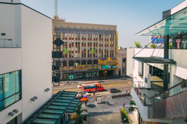 Los Angeles, Kaliforniya, ABD - 26 Nisan 2023. Ovation Center 'dan Hollywood Bulvarı' nın üst manzarası.