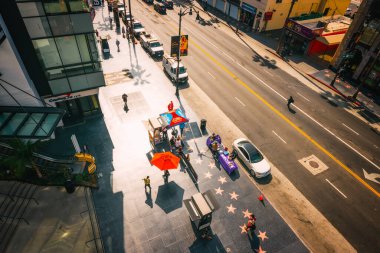 Hollywood, California, ABD - 26 Nisan 2023. Ovation Center 'dan Hollywood Şöhret Yolu' nun en iyi manzarası. Yıldızlar, turistler, trafik, sokak manzarası, şehir hayatı, mimari