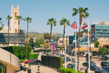 Los Angeles, Kaliforniya, ABD - 26 Nisan 2023. Hollywood tepelerindeki ünlü Hollywood tabelası güneşli bir günde, Ovation alışveriş merkezinden manzara