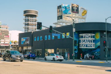 Los Angeles, Kaliforniya, ABD - 26 Nisan 2023. Güneşli bir günde, Batı Hollywood 'da Sunset Bulvarı. Mimarlık, trafik, şehir hayatı