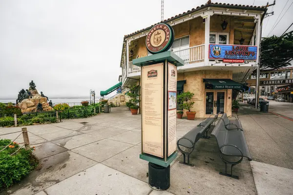 Monterey, California, ABD - 31 Ekim 2022. John Steinbeck Plaza, Monterey 'deki Cannery Row' da yer almaktadır. Dükkanlar, galeriler, hediyelik eşya dükkanları, sokak manzarası.