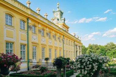 Varşova, Polonya - 15 Temmuz 2023. Varşova, Polonya 'daki Wilanow Sarayı - bir barok kraliyet sarayı, çalıları ve çiçekleri olan güzel bir bahçe. Wilanow Kraliyet Sarayı Wilanow bölgesinde yer almaktadır..