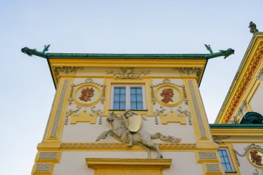 Varşova, Polonya - 15 Temmuz 2023. Varşova, Polonya 'daki Wilanow Sarayı. Wilanow bölgesinde bir barok kraliyet sarayı. Barok cephesinin yakın görüntüsü.