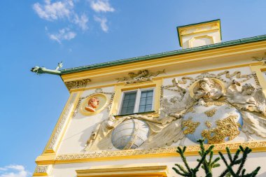 Varşova, Polonya - 15 Temmuz 2023. Varşova, Polonya 'daki Wilanow Sarayı. Wilanow bölgesinde bir barok kraliyet sarayı. Barok cephesinin yakın görüntüsü.