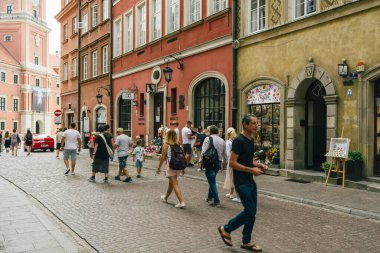 Varşova, Polonya - 16 Temmuz 2023. Swietojanska caddesi Eski Şehir 'de ve bir ucu Eski Şehir Meydanı' na, sonra da Castle Square 'e bağlanıyor. Bu cadde en popüler turist caddelerinden biriydi..