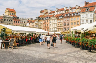 Varşova, Polonya - 16 Temmuz 2023. Varşova 'daki eski kasaba pazar meydanı hareketli bir yerel toplanma yeridir ve şehrin esnekliğinin bir sembolüdür.