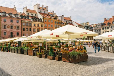 Varşova, Polonya - 16 Temmuz 2023. Varşova 'daki eski kasaba pazar meydanı hareketli bir yerel toplanma yeridir ve şehrin esnekliğinin bir sembolüdür.