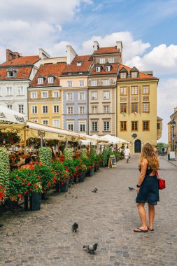 Varşova, Polonya - 16 Temmuz 2023. Varşova 'daki eski kasaba pazar meydanı hareketli bir yerel toplanma yeridir ve şehrin esnekliğinin bir sembolüdür.
