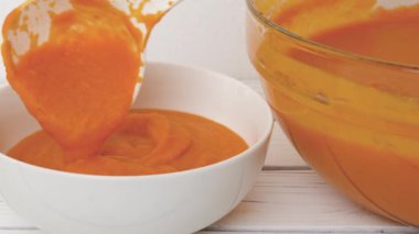 Kızarmış tereyağlı kabak çorbası tarifi. Kaselerde çorba servis etmek için domuz pastırması ve krema ekleyin. Daha iyi bir tat için yemeği süsleyin. Yakın çekim için, mekanı kopyalayın.