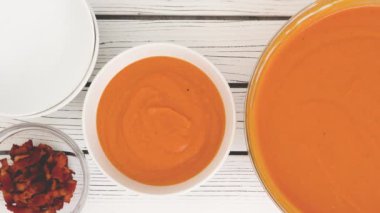 Kızarmış tereyağlı kabak çorbası tarifi. Kaselerde çorba servis etmek için domuz pastırması ve krema ekleyin. Daha iyi bir tat için yemeği süsleyin. Yakın çekim için, mekanı kopyalayın.