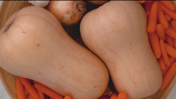 土司南瓜汤配方 把生菜放在厨房桌子上 土司南瓜 胡萝卜 洋葱和大蒜在木盘上的特写 — 图库视频影像