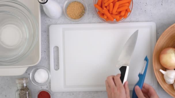 バターナットスープのレシピ 生野菜はキッチンテーブルの上に閉じています カットして皮をむく方法 準備プロセス 女性の手 平らな層 — ストック動画