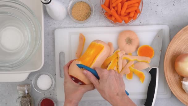 土司南瓜汤配方 把生菜放在厨房桌子上 如何切碎和剥皮 准备过程 女人的手 — 图库视频影像