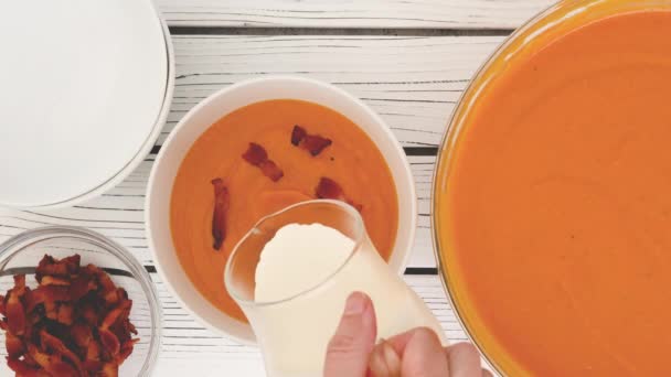 Pieczony Przepis Zupę Dyni Podawać Zupę Misce Dodać Bekon Śmietanę — Wideo stockowe