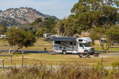 Pismo Plajı, Kaliforniya, ABD - 31 Ekim 2023. California Merkez Sahili Pismo Sahili 'nde karavan araçları ve karavan evleri için kamp alanı.