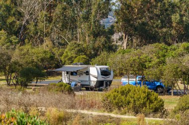 Pismo Plajı, Kaliforniya, ABD - 31 Ekim 2023. California Merkez Sahili Pismo Sahili 'nde karavan araçları ve karavan evleri için kamp alanı.