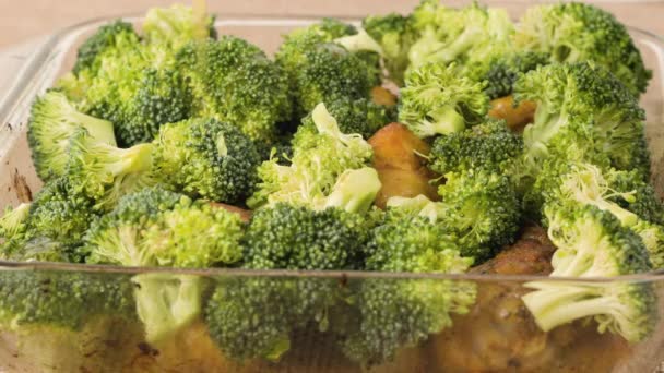 Baquetas Frango Assadas Receita Brócolis Prato Cozedura Close Uma Mesa — Vídeo de Stock
