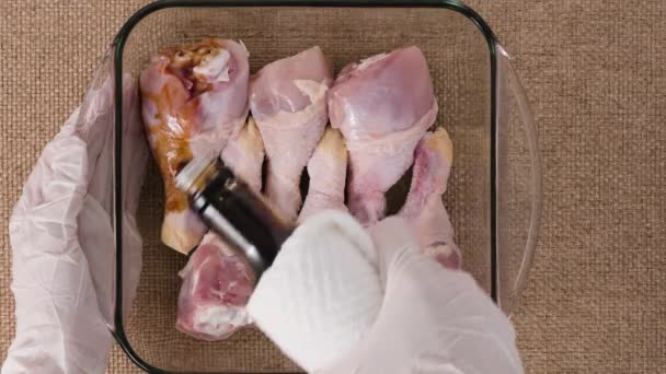 Şefin Elleri Içinde Tavuk Budu Olan Cam Bir Kabın Içine — Stok video