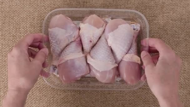 Ωμά Οργανικά Μπούτια Κοτόπουλου Πλαστικό Δοχείο Σκόρδο Κουρκουμά Και Καρυκεύματα — Αρχείο Βίντεο