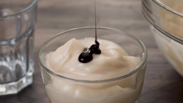 Topping Weiße Schokolade Vanillepudding Mit Dunkler Schokoladensauce Nahaufnahme Von Pudding — Stockvideo