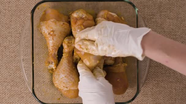 Sarımsak Soya Sosuyla Marine Edilmiş Tavuk Budu Pişirilmeye Hazır Cam — Stok video