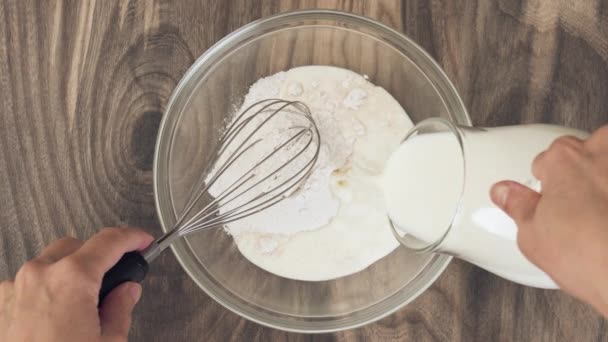 Fehér Csokoládé Vanília Bab Instant Puding Keverék Tej Egy Üvegtálban — Stock videók