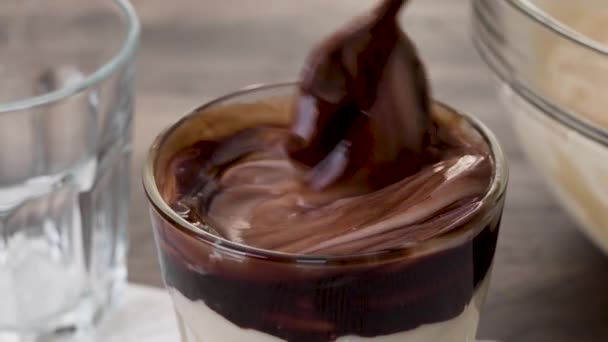 ホワイトチョコレートバニラビーンプリン 濃いチョコレートソース クローズアップビュー — ストック動画
