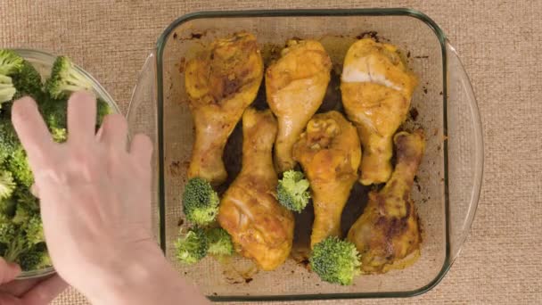 Запеченные Куриные Ножки Рецепт Брокколи Выпечка Блюдо Крупным Планом Кухонном — стоковое видео