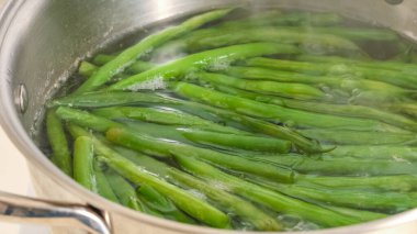 Tavada kızartılmış yeşil fasulye (Haricots Verts) tarifi. Söndürmeden önce yeşil fasulye kaynatın..