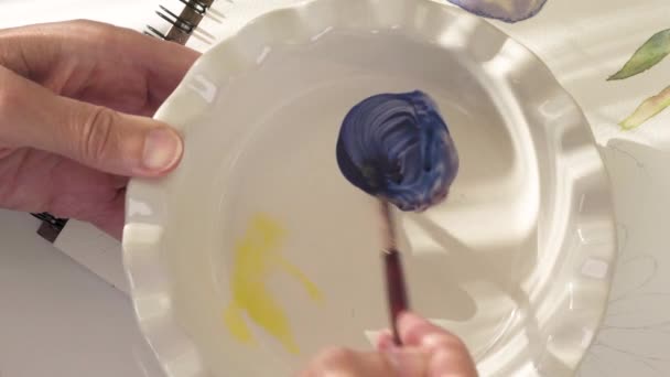 Pintura Acuarela Mezcla Colores Mujer Dibuja Bocetos Acuarela Primer Plano — Vídeos de Stock