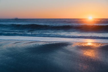 Plajda gün batımı, açık renkli bulanık deniz manzarası, metin için boşluk kopyala