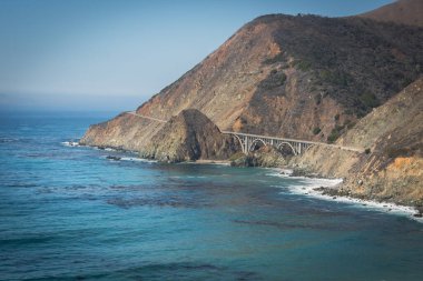 Big Sur, California Merkez Sahili. Bixby Creek Köprüsü manzarası, Pasifik kıyısı boyunca dağlar ve okyanus manzarası.